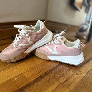Trendy Women's Pink Sneakers